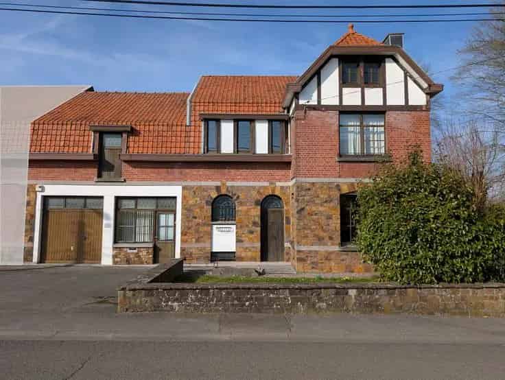 Huis Te Koop: Grote woning te renoveren met mogelijkheden