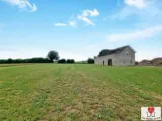 Agrarisch Terrain Hanzinelle te renoveren gebouw