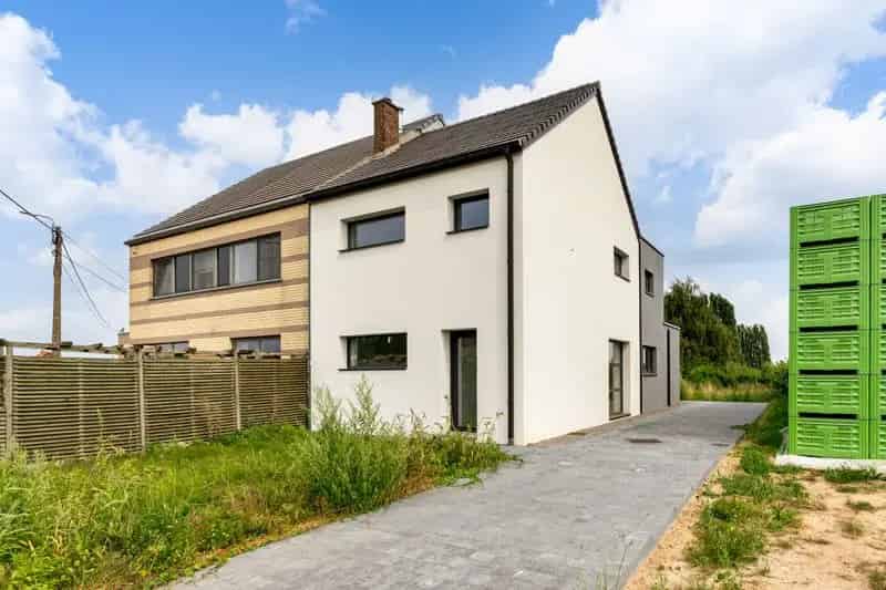 Totaal gerenoveerde woning, gelegen op 7are in een zeer rustige straat