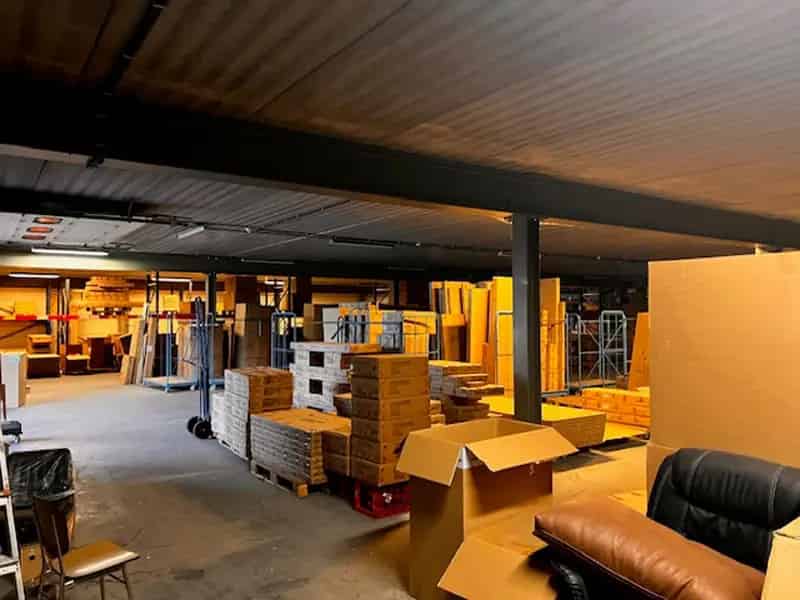 Magazijnruimte te Huur met Kantoren