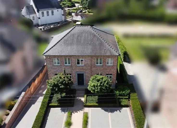 Te koop villa met 4 slaapkamers en prachtige tuin in landelijke stijl