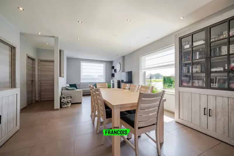 Gerenoveerde woning met 4 slaapkamers en stalling te Sint-Laureins