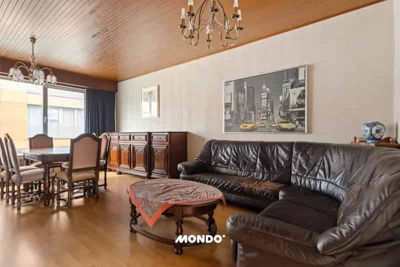 Te renoveren woning met inpandige garage