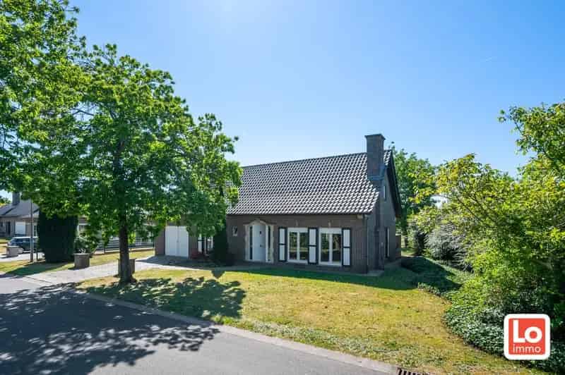 Ruime te renoveren open villa met inpandige garage op een héél rustige toplocatie met open zicht in Lochristi!
