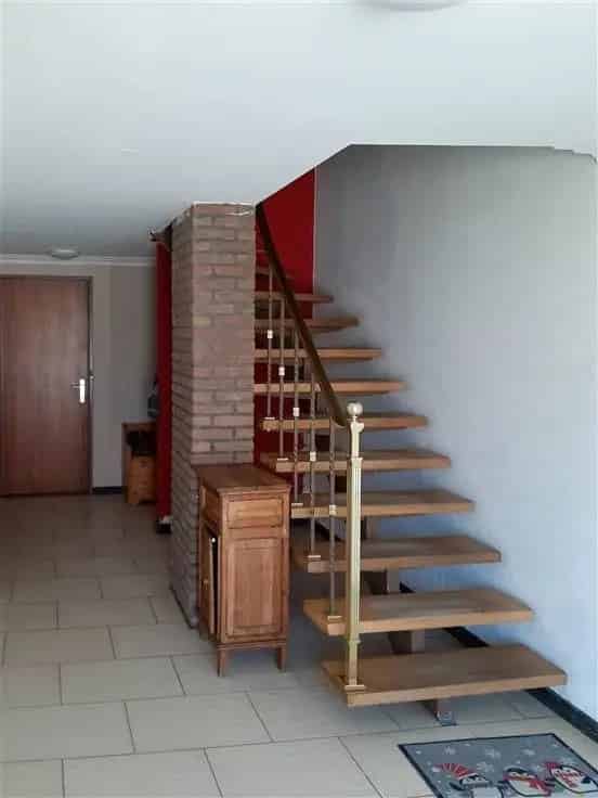 Ruime Bel-Etage Woning te Koop in Zwijndrecht met Garage