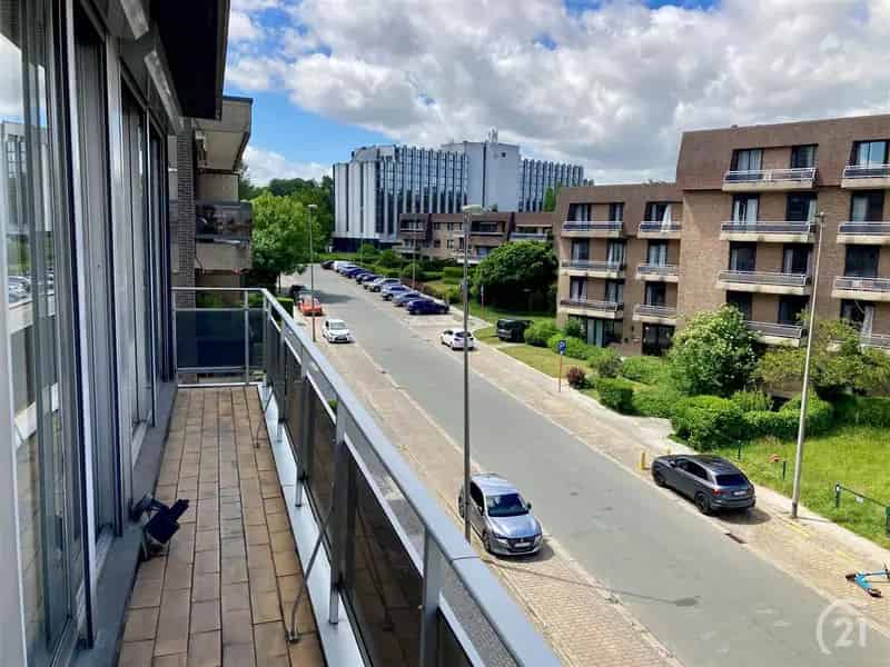 Ruim hoekappartement met garage en 3 terrassen te koop