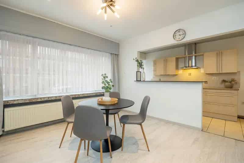 Gelijkvloers appartement met tuin en garage te koop