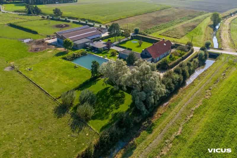 Landelijke Eigendom nabij Kust met 2 Vakantiehuizen en Stalgebouw