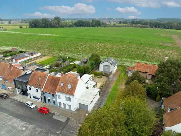 Huis Te Koop: 4 Slaapkamers, Garage en 80m² Magazijn