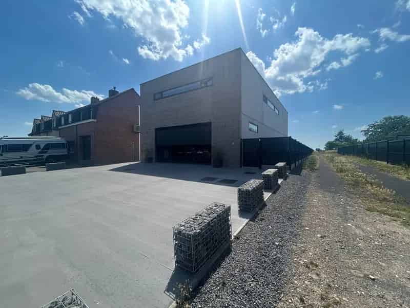 Huis te huur: Recente loods 200m² met woonst