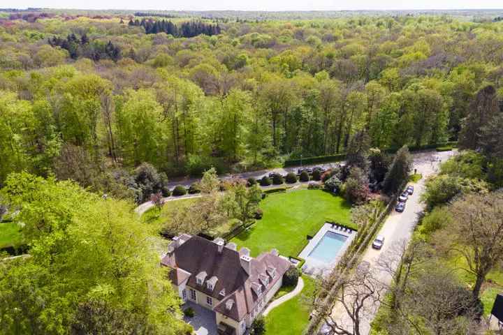 Te koop huis met zwembad en ruime tuin in Brussel