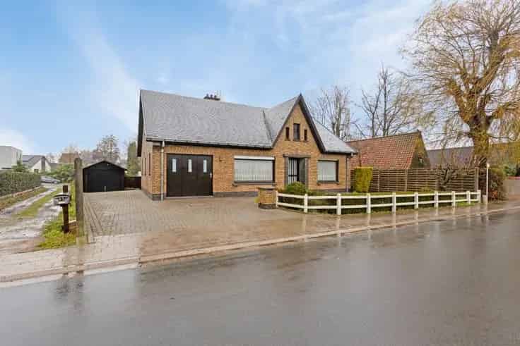 Te renoveren villa met grote tuin in Waregem