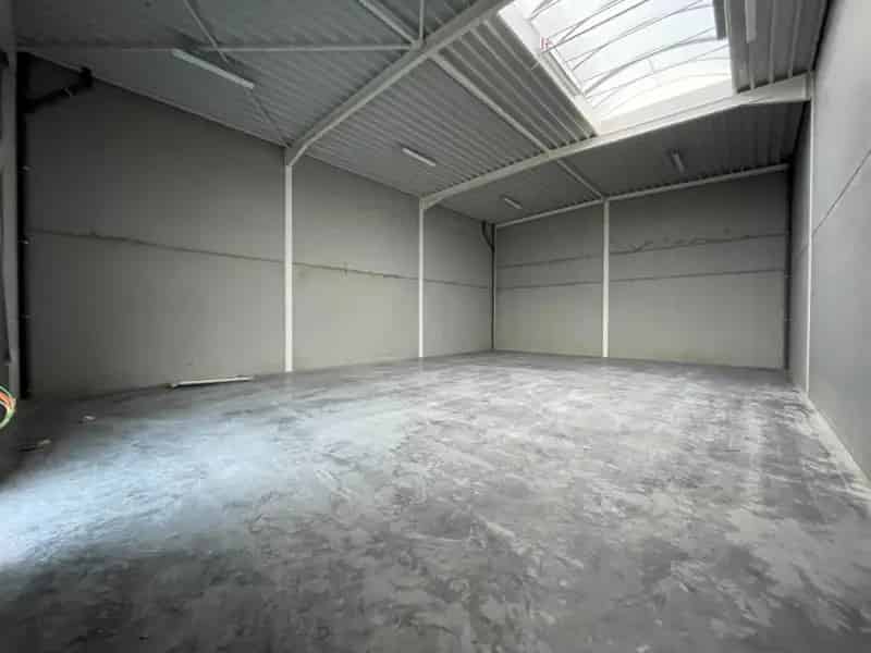 Magazijn te huur Kortrijk 219m² 2 laadperrons