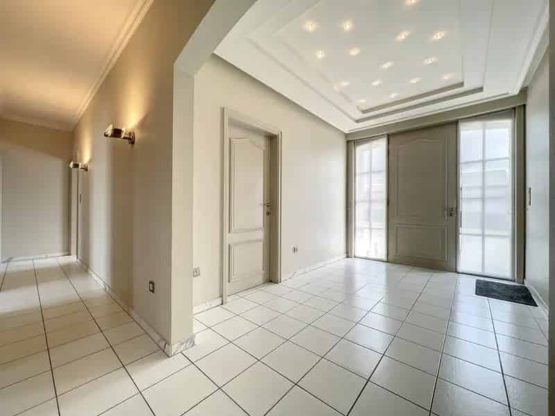 Ruime Villa te Koop met Grote Tuin