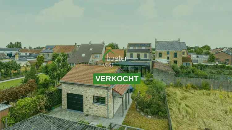 ALVERINGEM: Verkoop van de alom gekende frituur 't Friethuis, volledig uitgeruste zaak met instapklare en energiezuinige woonst en tuin op 587m² grondopp.