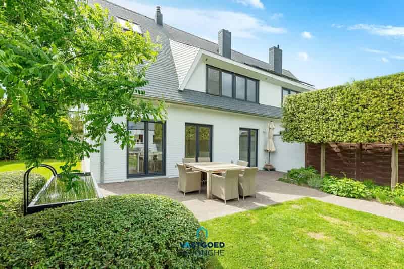 Ruime Gerenoveerde Halfopen Bebouwing met 4 slaapkamers te koop