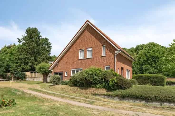 Huis Te Koop: Gezinswoning met Renovatiepotentieel