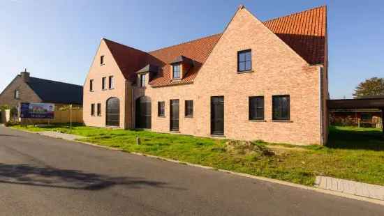 Halfopen nieuwbouwwoning met 4 slaapkamers en carport