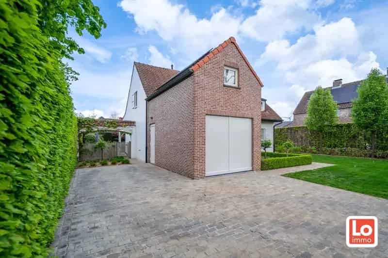 Charmante alleenstaande woning met inpandige garage op een zeer goede locatie in Oostakker.