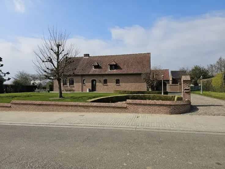 Villa Te Koop: Landhuis met Bijgebouw in Rustige Omgeving