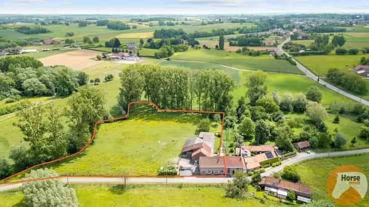Huis Te Koop Herne: Gerenoveerde woning met hangar op 1ha