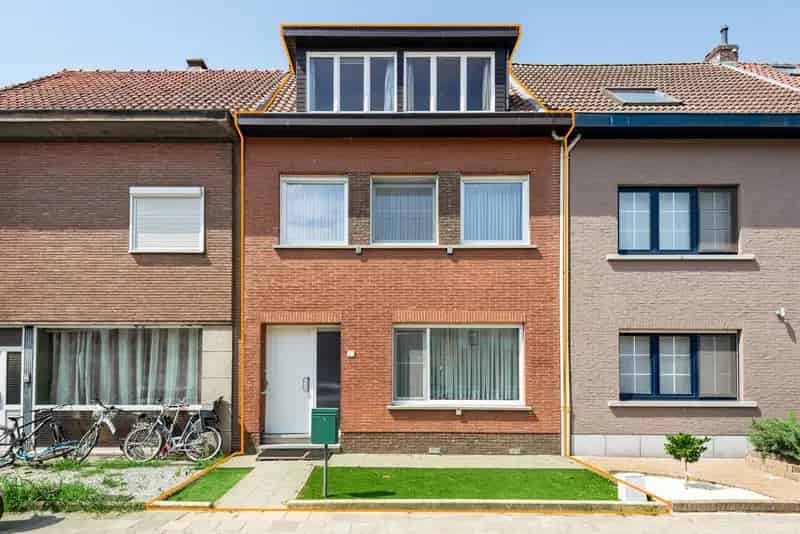 Op te frissen woning 4 slaapkamers tuin