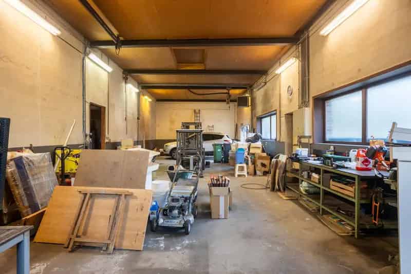 Vierkantshoeve met loods stalling en weide