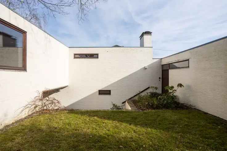 Villa te koop unieke modernistische villa in een groene omgeving