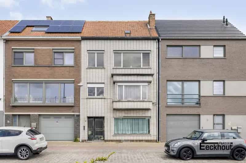 Huis te Koop: Ruime woning te renoveren met atelier en kanaalzicht