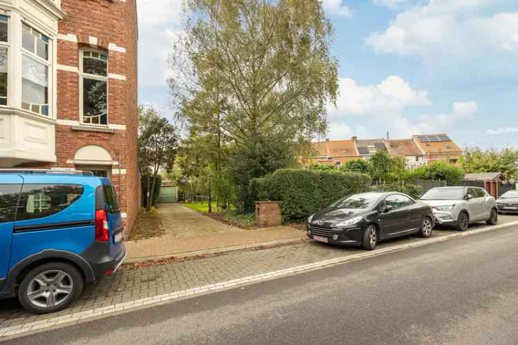 Halfopen bouwgrond in een rustige straat