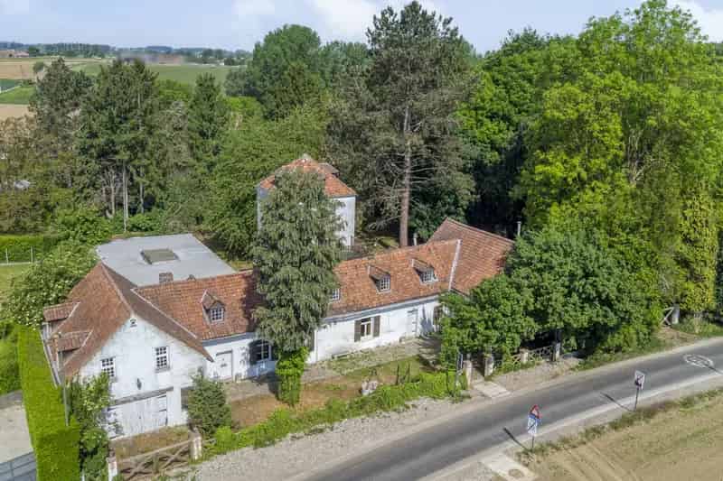 Landhuis met acht slaapkamers in Pepingen Elingen