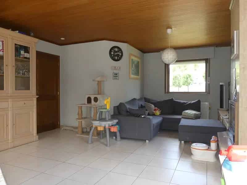 Vrijstaande woning met tuin en 2 garages te koop