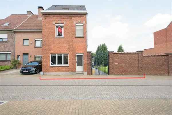 Ruime driegevelwoning in goede staat van onderhoud met 3 slaapkamers, grote tuin en aanbouw te bereiken via zij-ingang (rechts naast de woning), op een perceel van meer dan 18 are