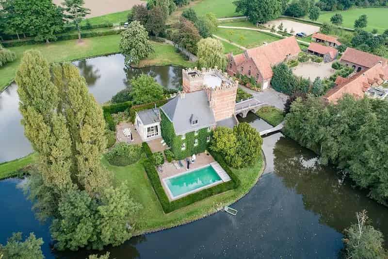 Kasteel te koop: Gerenoveerd domein met zwembad en café
