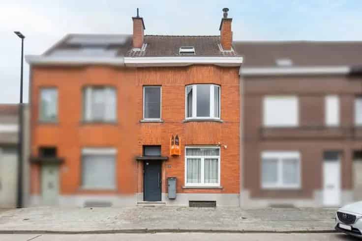 Huis Te Koop: 4 Slaapkamers, Tuin, Nabij Station en Centrum
