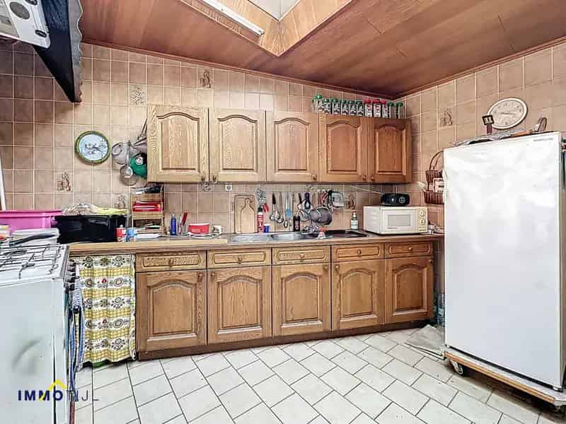 Goed gelegen renovatiewoning met tuin en parkeergelegenheid!