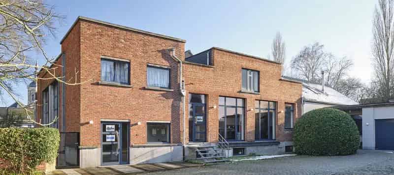 Woning B: 7 slaapkamers, 4 badkamers, polyvalente zaal & serre
