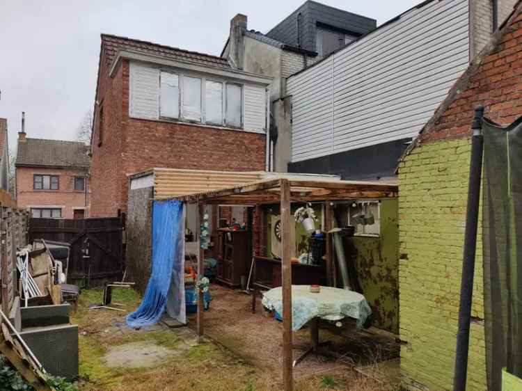 Huis te koop te Brasschaat met diepe tuin en renovatiepotentieel