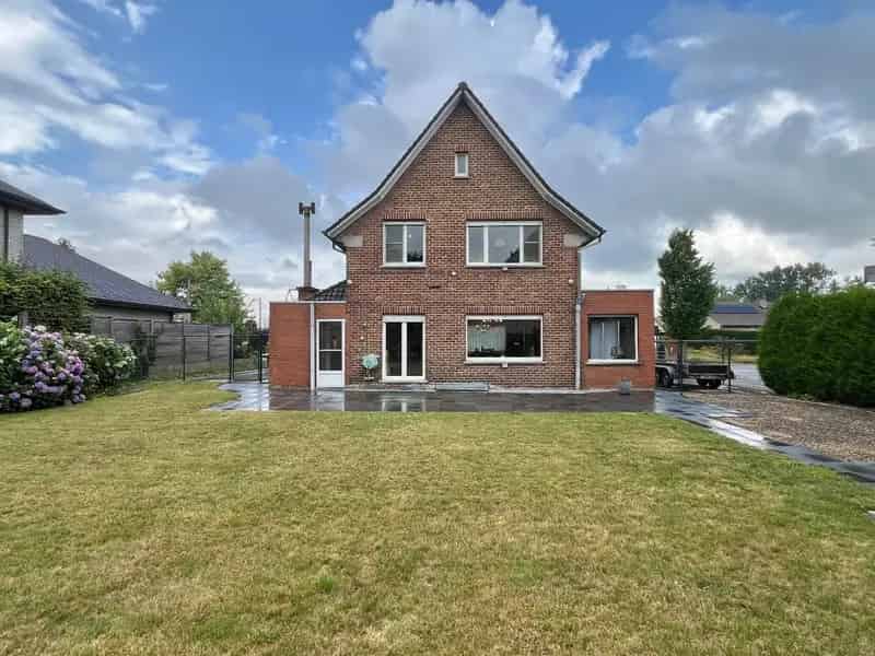 Alleenstaande woning te koop in Kuurne met ruime tuin, 3 slaapkamers en een topligging.