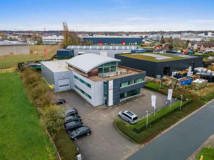 Kantoor van 1238m² samen met magazijn van 398 m² in Aartsela