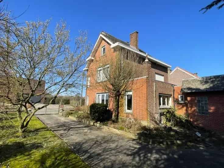 Huis Te Koop Opvelp: Ruime 4 Slaapkamers Te Renoveren