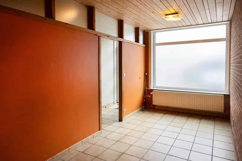 Ruime Rijwoning Met Tuin En Garage Op Te Frissen