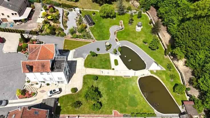 Twee huizen 2-3 slaapkamers 3595m² tuin