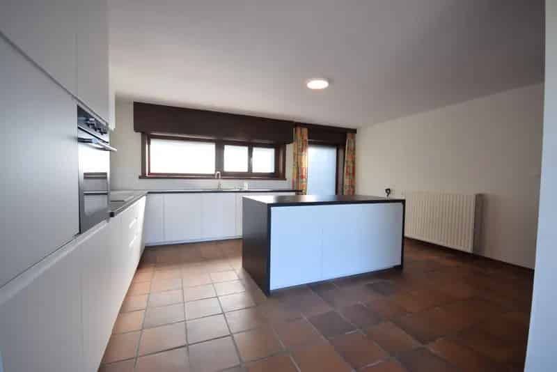Ruime gezinswoning met garage en tuin te Aarsele