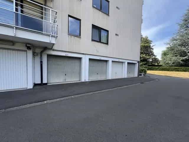 Grote Garage te Woluwe-Saint-Lambert