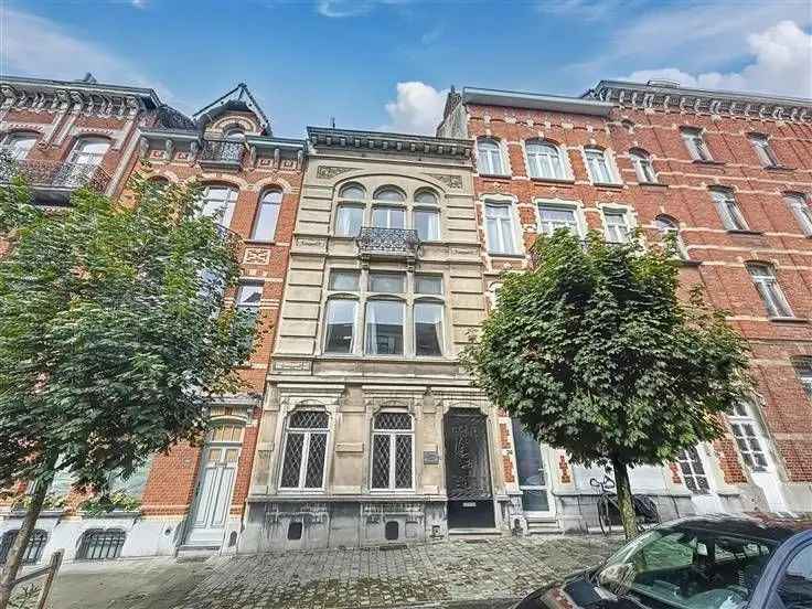 Huis te koop met 5 tot 7 slaapkamers bij Place des Bienfaiteurs