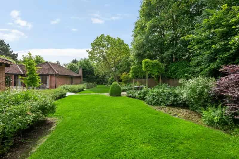Zéér rustig en centraal gelegen karaktervolle laagbouwvilla op 11.933m² met 5 slk, dubbele garage, prachtig aangelegde tuin & achterliggend weiland