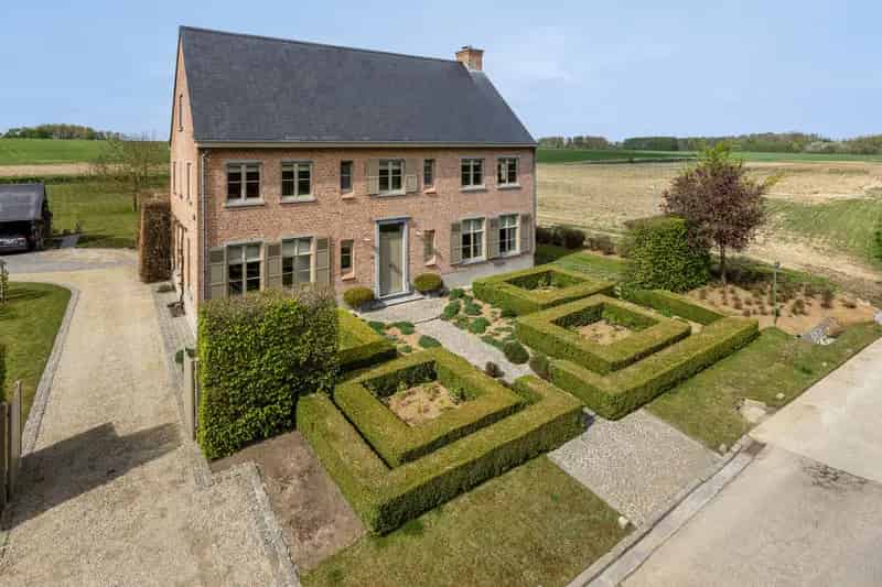 Luxe villa te koop met panoramisch zicht en duurzame technieken