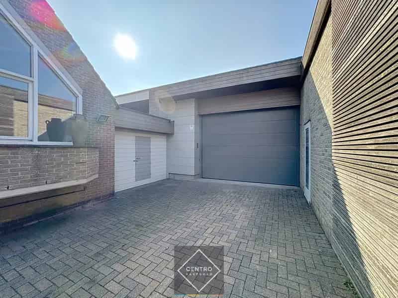 Huis te huur Bassevelde: 4 slaapkamers, praktijkruimte & magazijn