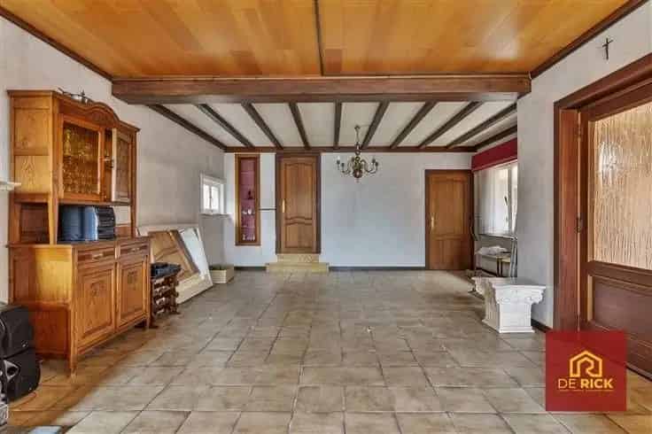 Huis Te Koop Erpe-Mere: Op te frissen woning met grote oprit en tuin